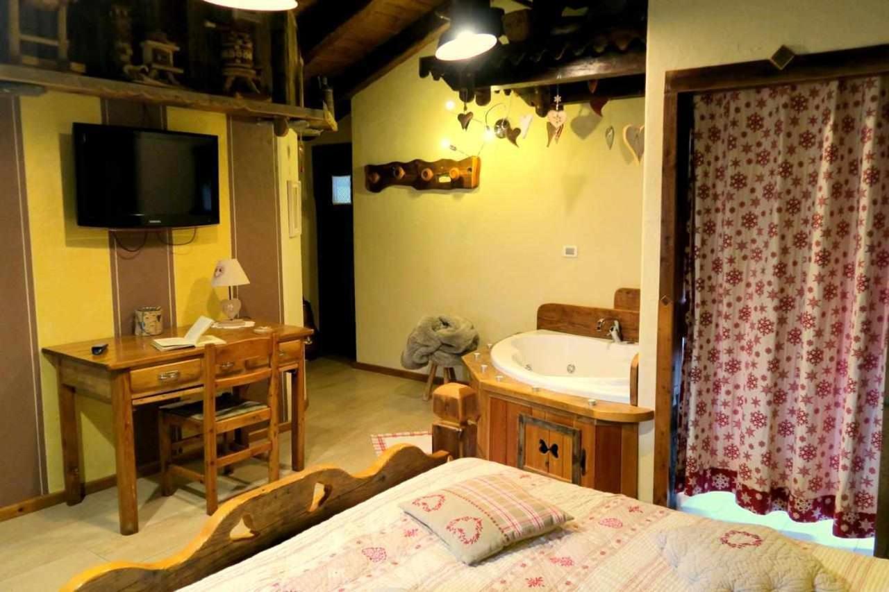 Romantica Suite Con Vasca Idromassaggio Aosta Kültér fotó
